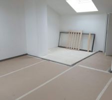 Chambre parentale aux deuxième niveau avec futur salle de bain au fond