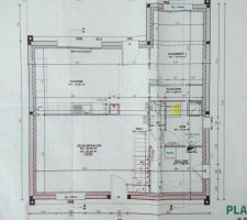 Nous avons complètement réagencé les pièces. Le cellier devant, au Nord, qui donnera dans le futur garage que nous construirons nous même. 
La Cuisine/ salle à manger donnera sur la terrasse. La chambre nous servira de salle de jeu / école à la maison.
Nous avons supprimé la fenêtre qui donnait dans le cellier, car elle n'avait aucune utilité sinon esthétique. Ca aurait été aussi une perte de chaleur car le mur est situé au Nord.