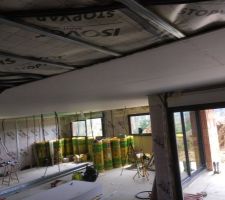 Passage des gaines au plafond puis placo du plafond et isolation des murs périphériques