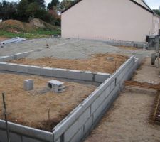 D&eacute;but des fondations
Prise de vue de l'angle gauche en fa&ccedil;ade du futur garage et entr&eacute;e de maison