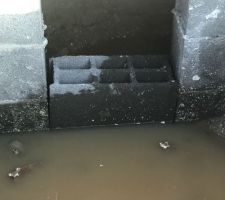 Constat de l'humidité dans mon VS suite à la neige et pluie (Les photos ont été prises 15J après les événements climatiques.
Mise en place d'un parpaing horizontales pour bloquer un peu l'écoulement venant de l'accès. (Le jointage, étanchéité... sera fait plus tard)