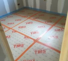 Pose de l'isolant tms au sol et chape liquide