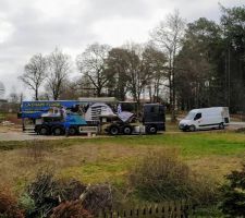 Le camion pour couler la chappe liquide est là. 
Et la semaine prochaine début des reseaux