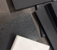 Choix des matériaux pour la cuisine.
Façades noires mates texture velour
profils aluminium noirs
Céramique DEKTON brillant effet marbre
Granit noir effet cuir
