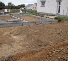 Vue à l'arrière sur terrasse, milieu maison, et garage