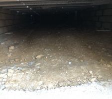 On jette un coup d'oeil voir en dessous ils ont pas laissé des déchets