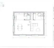 Voici le plan de RDC grande pièce de vie avec cuisine ouverte et un petit cellier attenant à la cuisine en partie sous l?escalier.