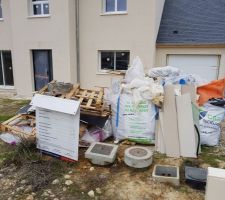 Tas de déchets présents depuis 15 jours