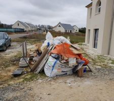 Tas de déchets présents depuis 15 jours