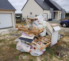 Tas de déchets présents depuis 15 jours
