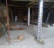 Mise en place gravillons 14/20  
poteau intermédiaire en place et coulé