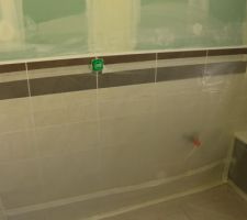 B&acirc;che au sol et au mur dans la salle de bain