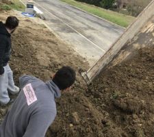 03.03.19 remblaiement devant la maison enfin la mise en niveau