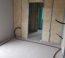 Vue sur dressing depuis la chambre suite parentale