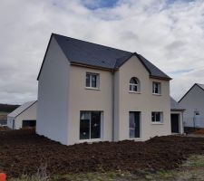 Vue de la façade de la maison après étalement de la terre végétale