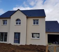 Vue de la façade de la maison après étalement de la terre végétale