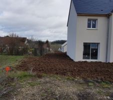 Vue d'une partie de la façade de la maison après étalement de la terre végétale