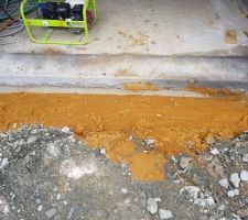 Vue de l'emplacement du futur caniveau devant la porte de garage