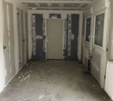 Vue sur la cuisine et le cellier