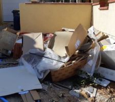 Déchets laissés par l'équipe de nettoyage des déchets de chantier ...