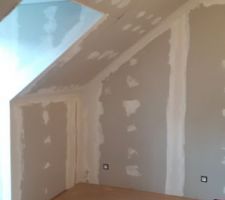 Chambre coté rue 2eme étage, joints en cours