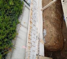 Support béton en limite séparative, est ce que c'est pour renforcer , cela ne semblait pas etre sur les plans...