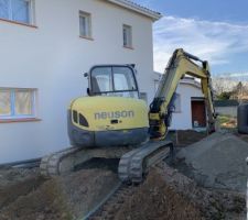 Terrassement en cours, avec gravier mis pour garer les voitures