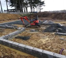 Fondation et 2 premiers ranger de parpaing plein