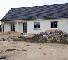 Tas de déchets devant la maison