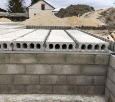 Pose du plancher béton .. ça commence.