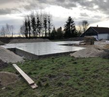 2 toupies une fois le plancher béton terminé .. et voilà la résultat.
Maintenant 10jours au repos.