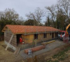 Toutes les tuiles (à part celles du faîtage) sont posées.