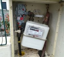 Le compteur gaz a bougé, suite au coup de pelle que le fourreau a pris