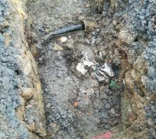 Le fourreau de gaz et la canalisation, à même la terre, pas de sable, pas de filet préventif jaune