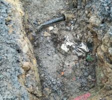 Le fourreau de gaz et la canalisation, à même la terre, pas de sable, pas de filet préventif jaune