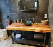 Meuble de salle de bain fini et en service