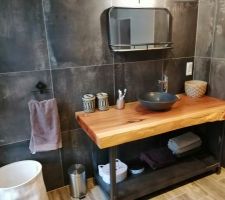Meuble de salle de bain fini et en service
Bois sequoia