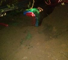 Une vue de nuit des premi&egrave;res pr&eacute;parations du passage de la route vers le chantier.