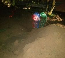 Une vue de nuit des premi&egrave;res pr&eacute;parations du passage de la route vers le chantier.