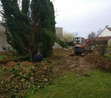 Il enl&egrave;ve un arbre pour permettre le passage des grosses machines.