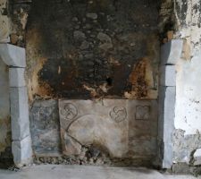 Sablage des corbeaux et de la pierre de la chemin&eacute;e.