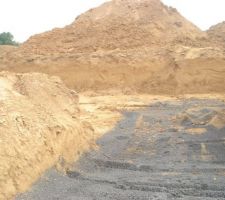 Accès chantier avec notre beaus tas de terre. Entreprise "LERICHE" pour le terrasement