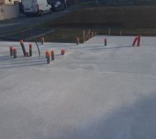 évacuations, arrivées eau, elec et telecom.. réservation porte fenêtre vers la terrasse