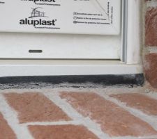 Terminé, ça ? ben faudrait peut-être reprendre cet appui de fenêtre disgracieux, y a comme un joint qui devrait pas se voir, non ?...