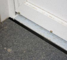 La pierre de seuil est un peu trop en avant, non ? y a un trou ?