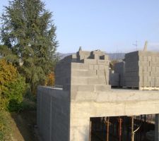 Dalle coul&eacute;e et les murs montent.....