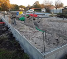 Mise en place du sable, gaines, tuyaux pour le radier