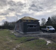 Place à la charpente traditionnelle , elle a été réalisé par des artisans merci à Renard Sant Menuiserie à Nomain