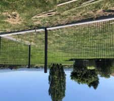 Début clôture rigide avec soubassement en béton. S?équiper d?une bonne tarière car creuser à 60 cm de profondeur et 30cm de large c?a pique un peu !!