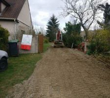 Vue de la route d?acc&egrave;s au terrain du c&ocirc;t&eacute; de la route principale.